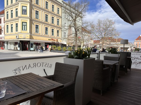 Ambiente 2 - Blick auf den Hauptplatz - Ristorante Luigi - Wiener Neustadt