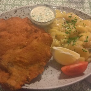 Sehr gutes Alt Wiener Backfleisch, der Erdäpfelsalat am selben Teller hat in ... - Gasthaus Quell - Wien