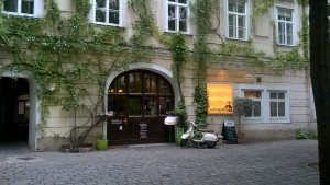 Von der Schottengasse kommend, der Eingang im Hof. - Schubert - Wien