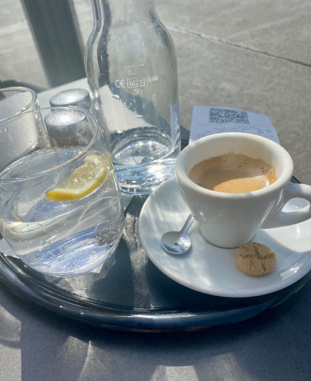 Der Espresso… schöne Crema und kräftig… das Soda kommt als SoZi daher - so ... - Caffehaus - Wien