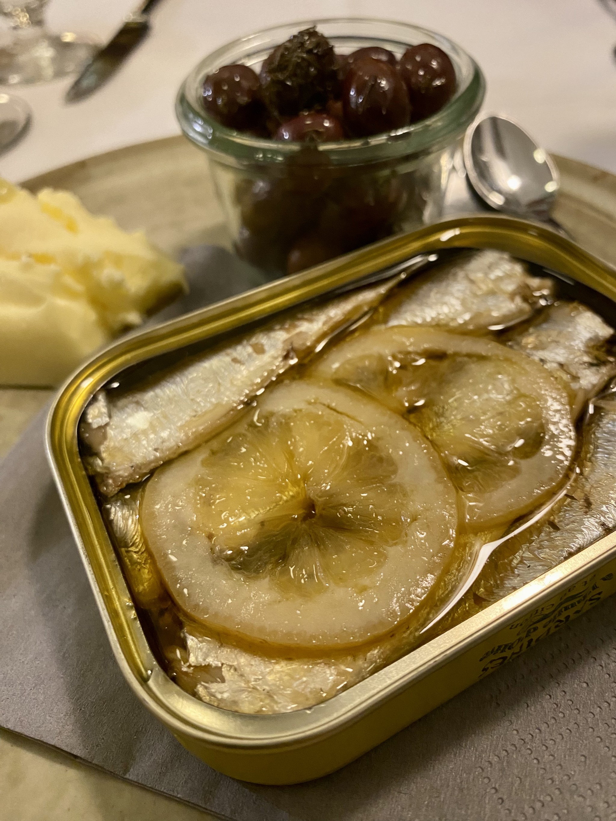 originelle Präsentation - Jahrgangssardinen mit Nizza-Oliven und Fassbutter - Beaulieu - Wien