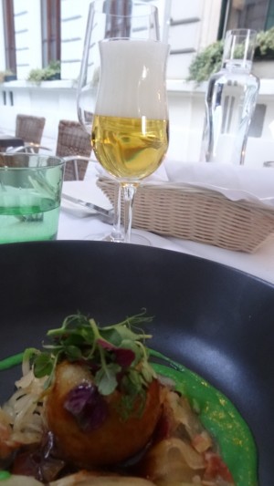 kleiner Erdäpfel Grammelknödel mit warmen Speckkrautsalat