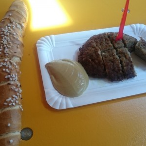 Fleischlaibchen mit scharfem Senf + Salzstangerl - Big Mama - Wien