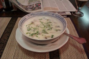 Kokossuppe mit Zitronenblättern, Hühnerfleisch, Koriander - Sukothai - Klagenfurt