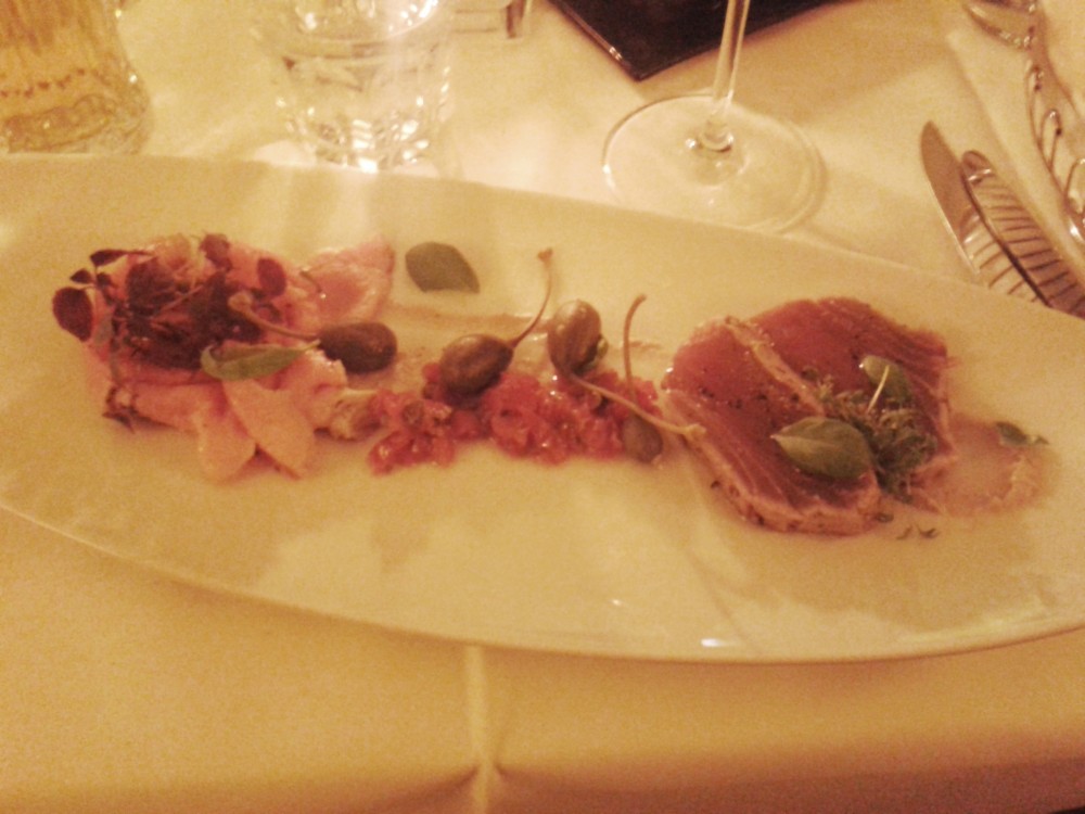 "Tuna und Kalb" - rohmarinierter Pfefferthunfisch, rosa gebratener ... - Eckstein - Graz