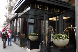 Haupteingang des Hotel Sacher - Sacher Rote Bar - Wien