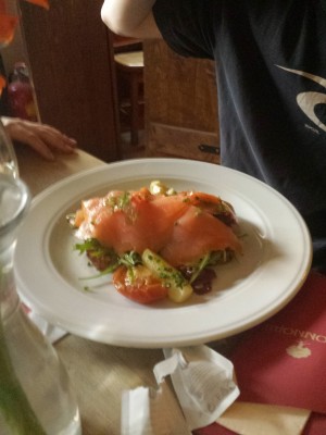 Räucherlachs Sandwich auf hausgemachtem Brot 
mit Dillmayonnaise und grünem Salat 