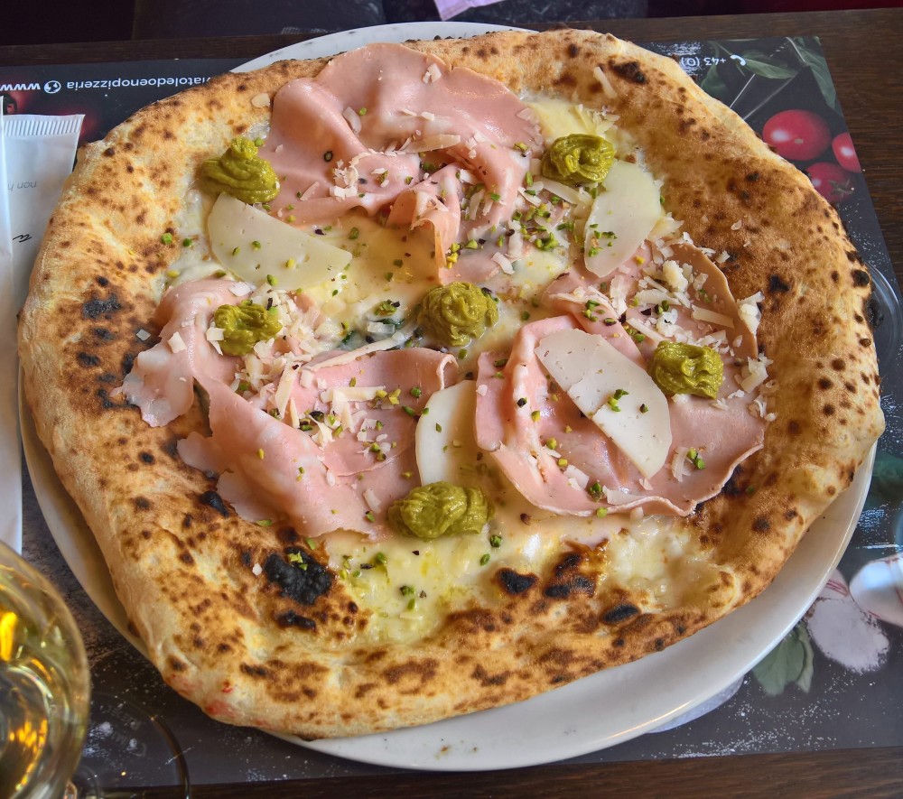 Pizza Mortazza, das grüne Zeug war irgendwas mit Pistazien..... - Via Toledo - Wien