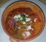 Okra-Schoten mit Rotem Zwiebel, Schafkäse in Tomatensauce als Vorspeise
