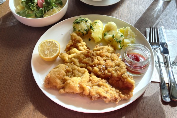 Rondell Café am Cobenzl - Wiener Schnitzel mit Petersilerdäpfeln - siehe ... - Rondell Café am Cobenzl - Wien