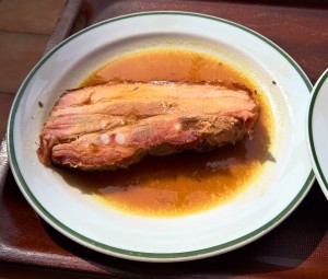 Bauchfleisch mit weitgehend knusprigem Schwartl und gutem Saft.