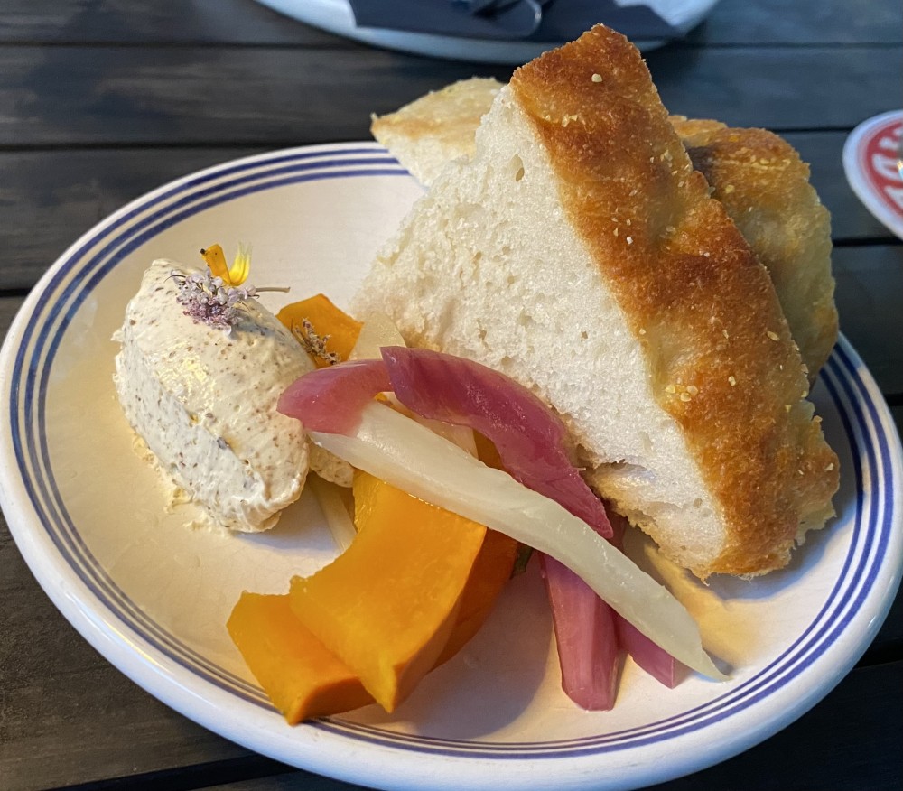 Hausbrot mit aufgeschlagener Butter und gepickeltem Gemüse (Gedeck) - Wildling Foods - Wien