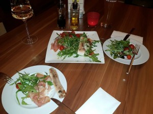 Vorspeisenteller: Prosciutto, Rucola, Grana, Cherrytomaten, Pizzastangerl - Casa Mia - Wien