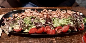 Calamari gegrillt mit Blattsalat, tadellos - Glasweise - Wien