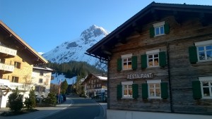 im Hintergrund der Hausberg von Lech, das Omeshorn. - Hus Nr. 8 - LECH am Arlberg