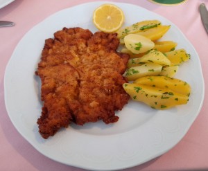 Kalbswiener mit Erdäpfel und Salat 21,-- - Gasthaus Rois - Mönichkirchen