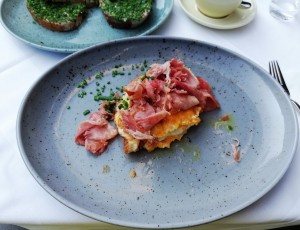 Eierspeis mit gebratenem Beinschinken von Thum, dazu ein Schnittlauchbrot und zwei doppelte ...