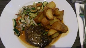 Beefsteak mit Gemüse und Bratkartoffeln - New Point Restaurant - Wien