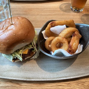Classic Bacon Cheeseburger mit Onion Rings