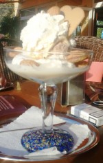 Amaretto Cup (Vanilie-, Haselnusseis, Amarettini, Amaretto, Schlagobers) - Muratti Gelateria und Bar - Gloggnitz