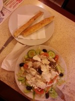 Griechischer Salat mit Pizzabrot; das schwarze gekrümel ist derPfeffer der mir ausgekommen ist. ;)