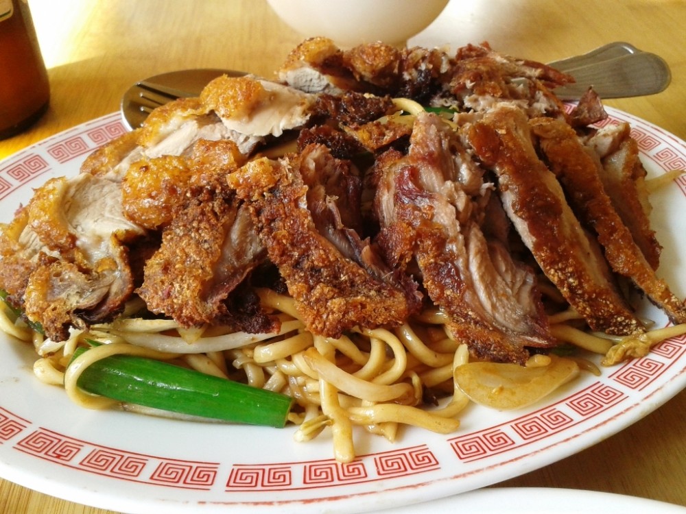 Zhong Xin 1060 - Knusprige Ente auf gebratenen Nudeln mit Gemüse (EUR 7,50 - ... - Restaurant Chinazentrum - Wien