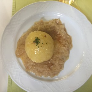 Grammelknödel mit Sauerkraut - Minoritenstüberl - Wien