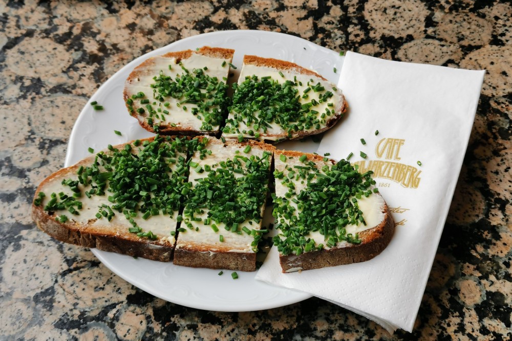 Cafe Schwarzenberg - Schnittlauchbrot - ein einfacher ...