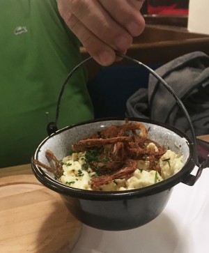 Sophienalpe - Alpkäsespätzle mit Röstzwiebel, grünem Salat &amp; Kernöl (€ 10,80)