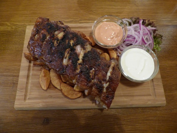 Sparibs aus dem Sous Vide-Garer und unter dem Salamander geröstet - Bierwirt am Naschmarkt - Wien