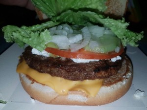 Griechischer Burger mit Schafkäse und Salatgurke