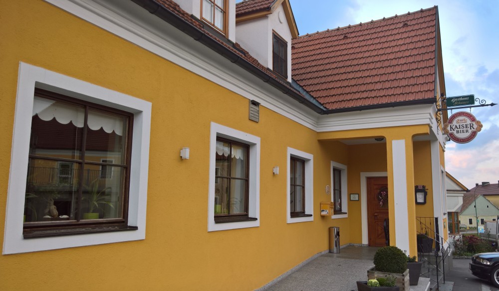 Da gehts rein ins gelbe Haus des Schwarz in Nöhagen.... - Schwarz - Nöhagen