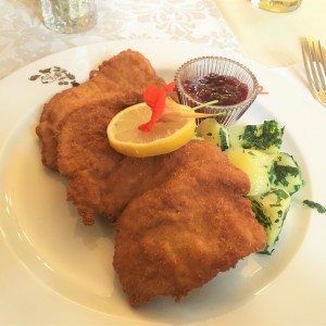 Wiener Schnitzel vom Bio-Schwein mit Erdäpfeln und Preiselbeeren - Gasthaus Purkarthofer - Fernitz