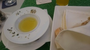 Gruß aus der Küche, hauseigenes Olivenöl mit sehr gutem Parmesan darin, dazu ... - Haus am Teich - Mittersill