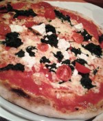 Margareta - Pizza &#039;Tricolore&#039; mit Paradeiser, Mozzarella, Spinat, Schafkäse, Kirschparadeiser (€ ...
