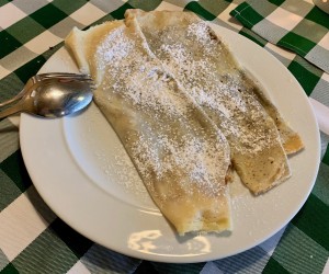 Palatschinken mit Marillenmarmelade, gut.