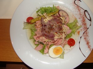 Lumpensalat fein garniert mit Zwiebel, Ei und Pfefferoni (7,50 Euro). - Gasthaus Krone - Hörbranz