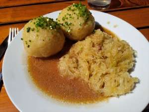 Fleischknödel mit Sauerkraut - Dorfheuriger Breitenlee - Wien