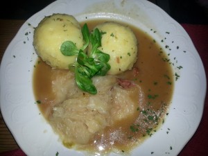 Fleischknödeln mit Sauerkraut - Schwalben Bräu - Schladming