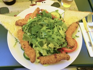 Gemischter Salat mit gebackenen Putenstreifen