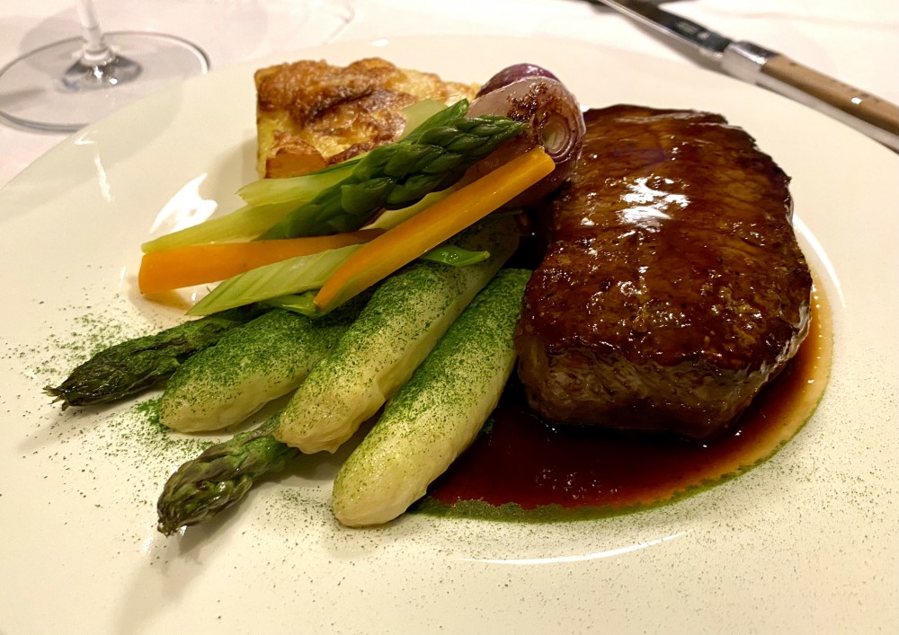 Steak von d. Beiried (dry aged) mit Spargel & Erdäpfelgratin - 1st class! - Duspara - Wien