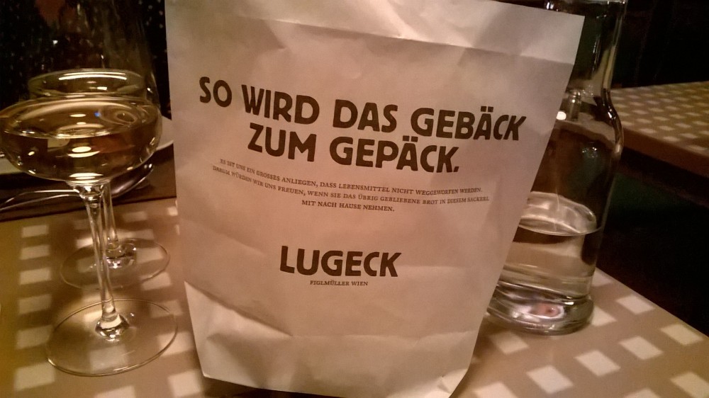 Das Sackerl, NICHT fürs Gackerl, sondern damit wird man aufgefordert, das ... - Lugeck - Wien