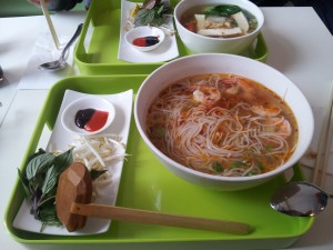 Scharfe Nudelsuppe: Bun Tom Hue mit Shrimp. - le Pho - Wien