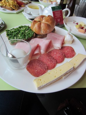 ein deftiges Frühstück mit Brie, Salami, Schinken, weichem Ei im Glas, und ... - Kunsthallencafe - Wien