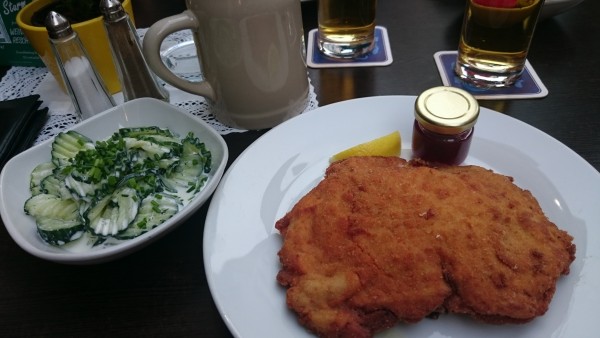 Cordon Bleu und Rahmgurken - Herzl Weinstube - Graz