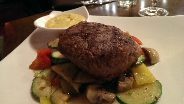 Filetsteak regular mit mediterranem Gemüse und Teufelssauce - Steakhaus 21 Indigo - Dornbirn