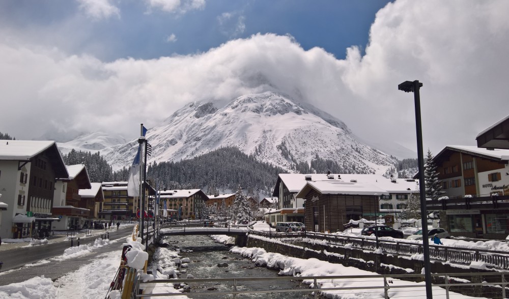 ..... der Blick von der Terrasse der Krone, aufs Omeshorn, den Hausberg der ... - Krone - LECH am Arlberg