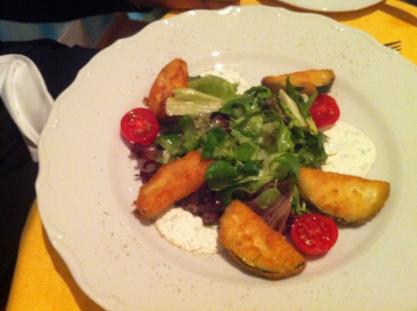 Gebackene Zucchinischeiben auf Blattsalat und Kräutersoße - Kaufmann & Kaufmann - VILLACH