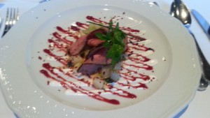 Rosa gebratenes Roastbeef auf mariniertem Spargelsalat mit Sauce Cumberland - Hotel Kesselgrub - Altenmarkt