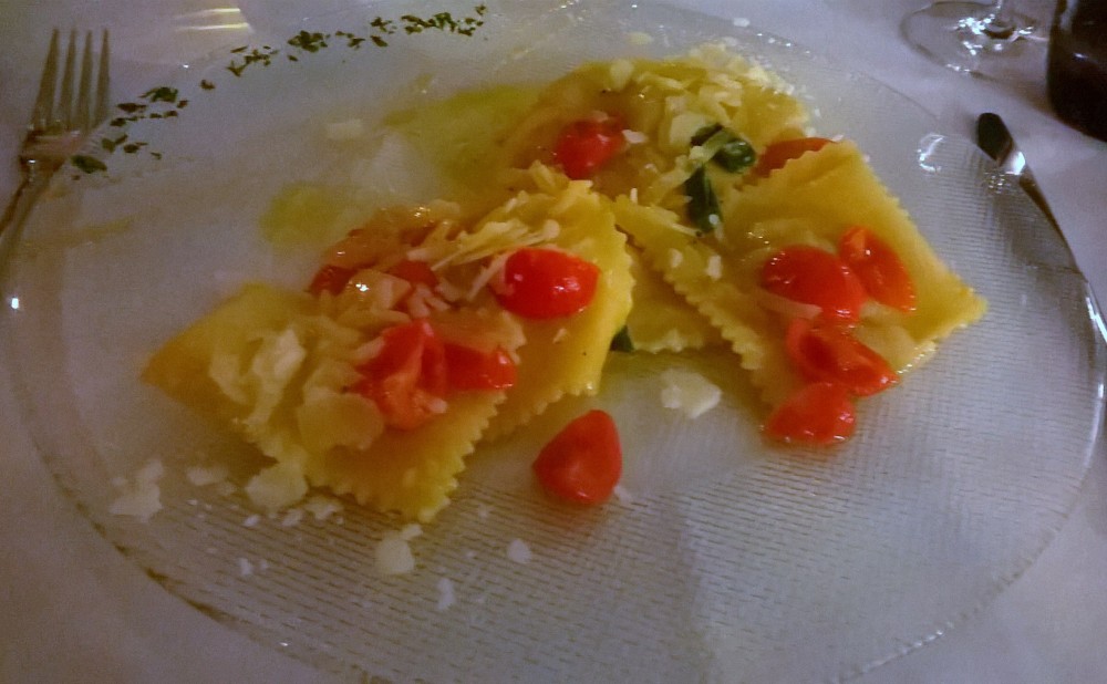 Ravioli mit Prosciutto gefüllt, drüber kleine Paradeiser und angeschwitzer ... - Osteria Dal Toscano - Wien